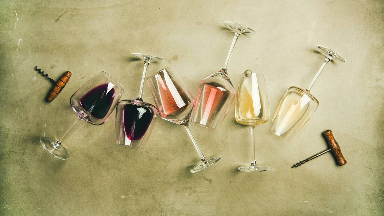 A imagem mostra uma série de vinhos em taça