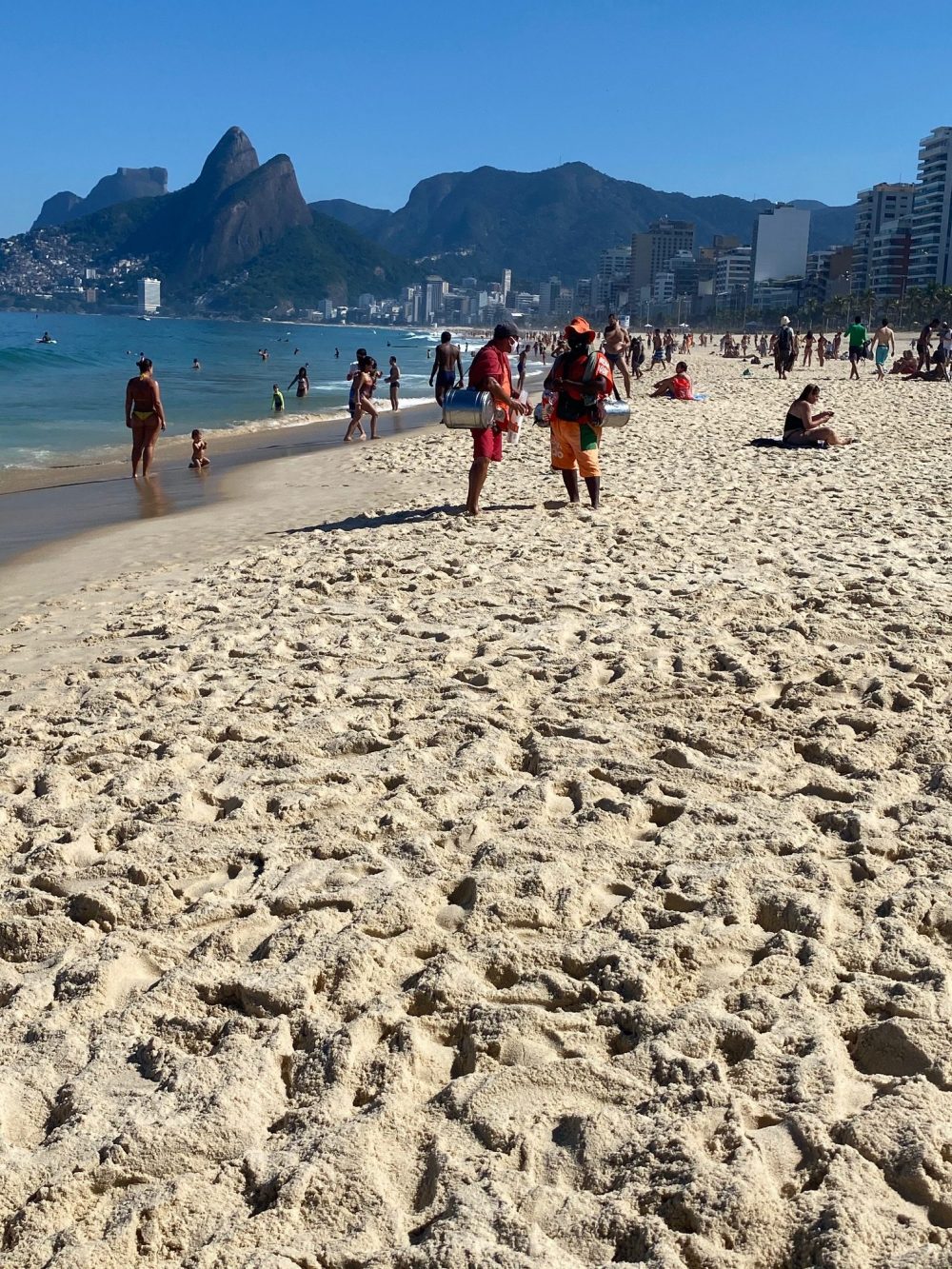 praia com pessoas