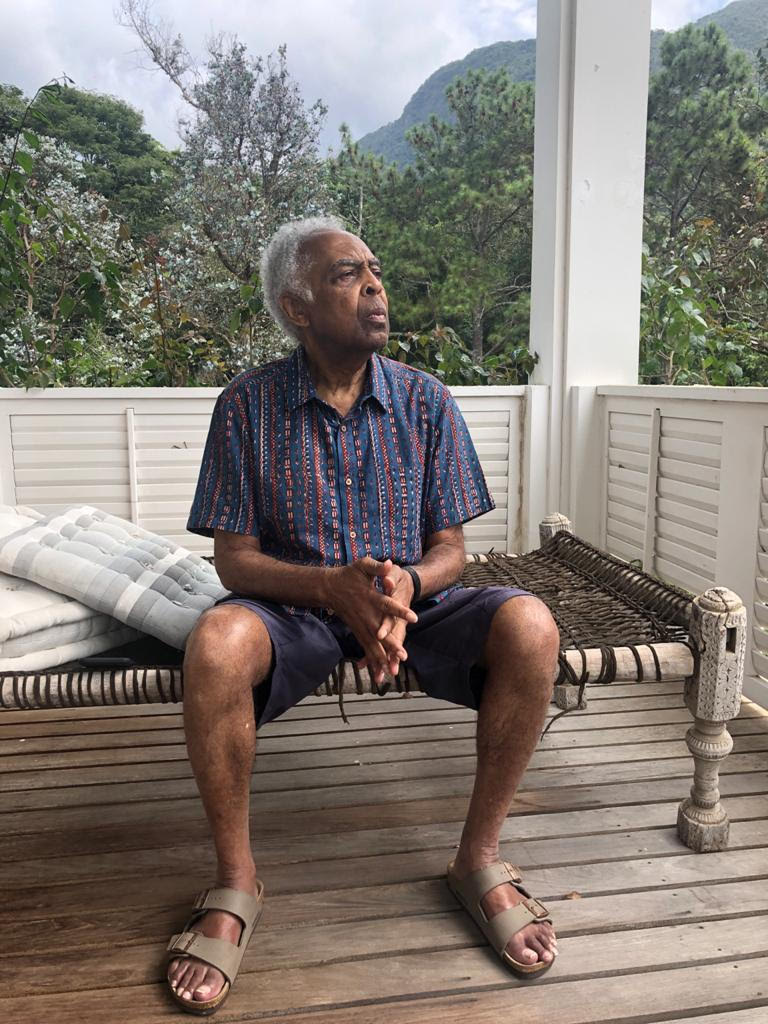 Gilberto Gil na varanda de sua casa na Serra
