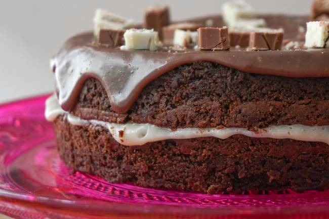 A torta de brownie com brigadeiro branco e preto da Só Brownie A torta de brownie com brigadeiro branco e preto da Só Brownie