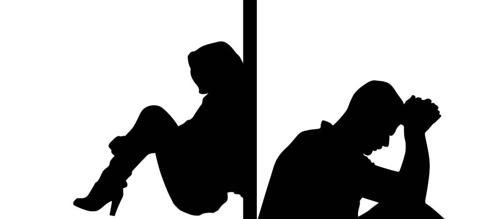 A ilustração mostra a silhueta de um homem e uma mulher, cada um virado para um lado