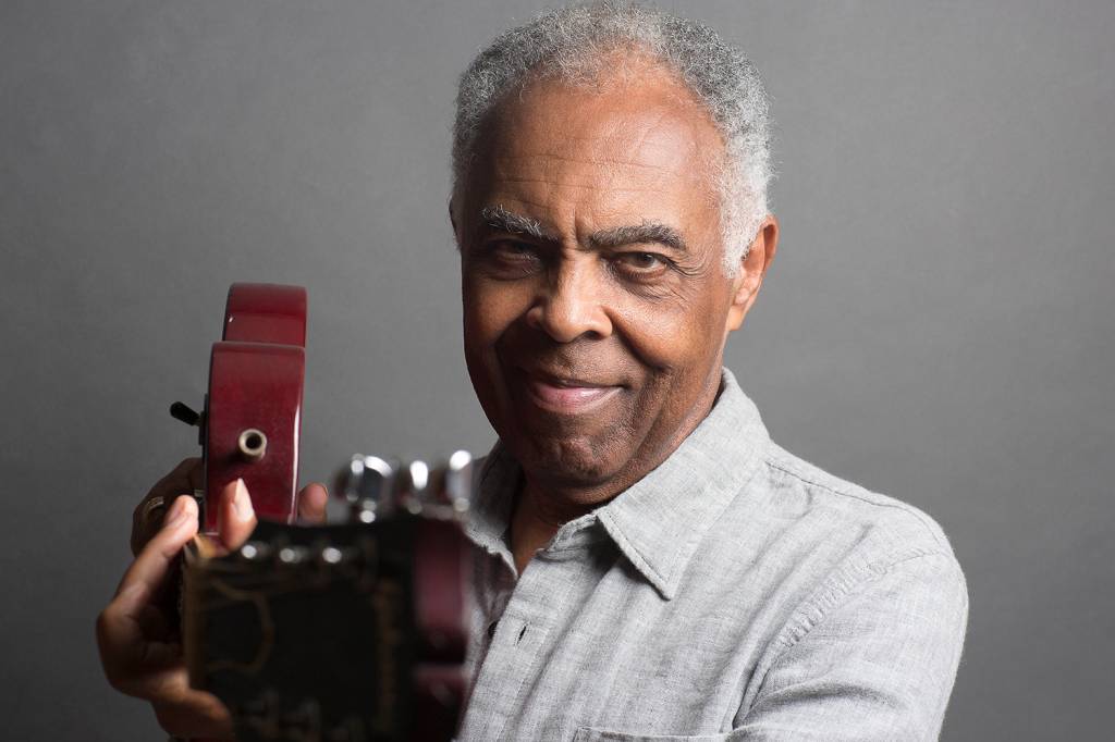 Gilberto Gil segurando violão