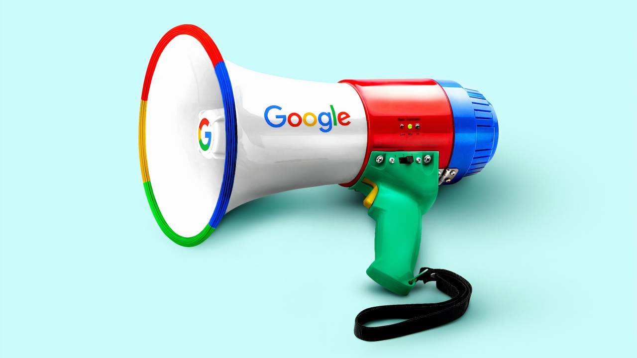 Megafone com as cores verde, azul e vermelho escrito Google
