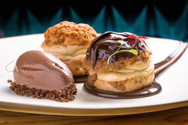 profiteroles recheados com creme de cumarú, calda de chocolate e sorvete de chocolate_ filico profiteroles recheados com creme de cumarú, calda de chocolate e sorvete de chocolate_ filico