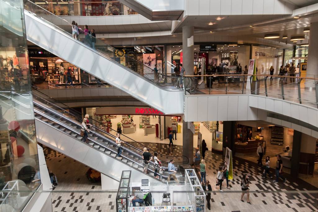 Foto mostra escadas de shopping
