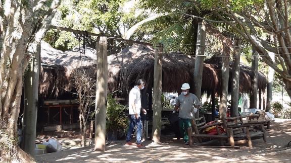 Quiosque Palaphita Kitch, na Lagoa, é demolido por agentes da prefeitura