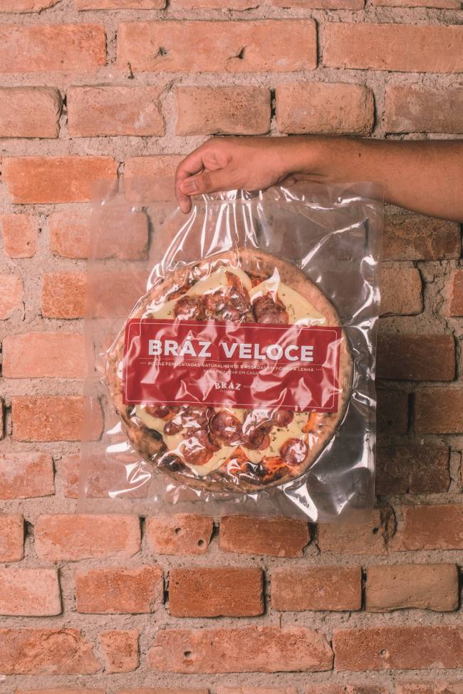 A imagem mostra uma pizza embalada a vácuo