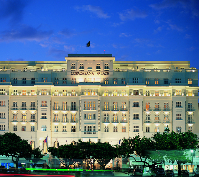 Fachada do Copacabana Palace à noite