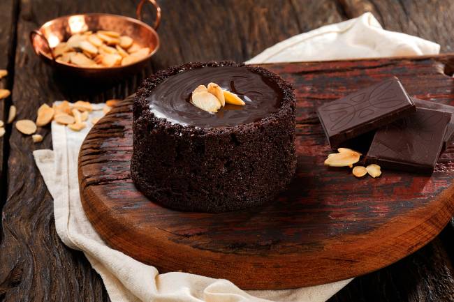 Foto Artesanos Bakery_Brownie vulcão com ganche de chocolate belga_Crédito Gabriel Ávilla_02.jpg Foto Artesanos Bakery_Brownie vulcão com ganche de chocolate belga_Crédito Gabriel Ávilla_02.jpg
