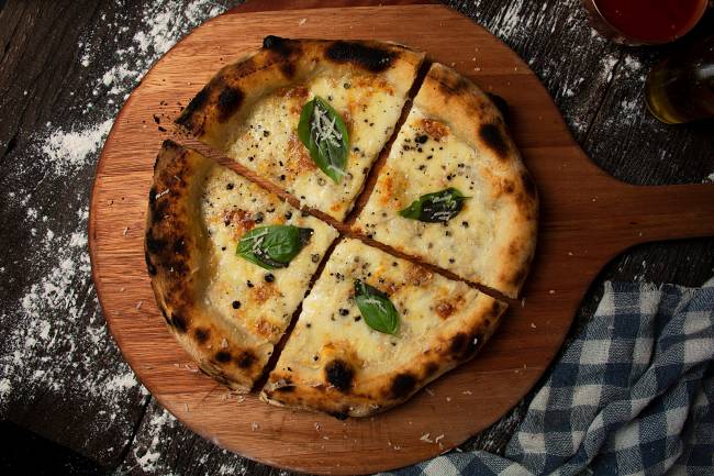 Foto Artesanos Bakery_Pizza 4 Formaggios_molho de tomate e seleção de 4 queijos da casa_Crédito Gabriel Ávilla 04 Foto Artesanos Bakery_Pizza 4 Formaggios_molho de tomate e seleção de 4 queijos da casa_Crédito Gabriel Ávilla 04