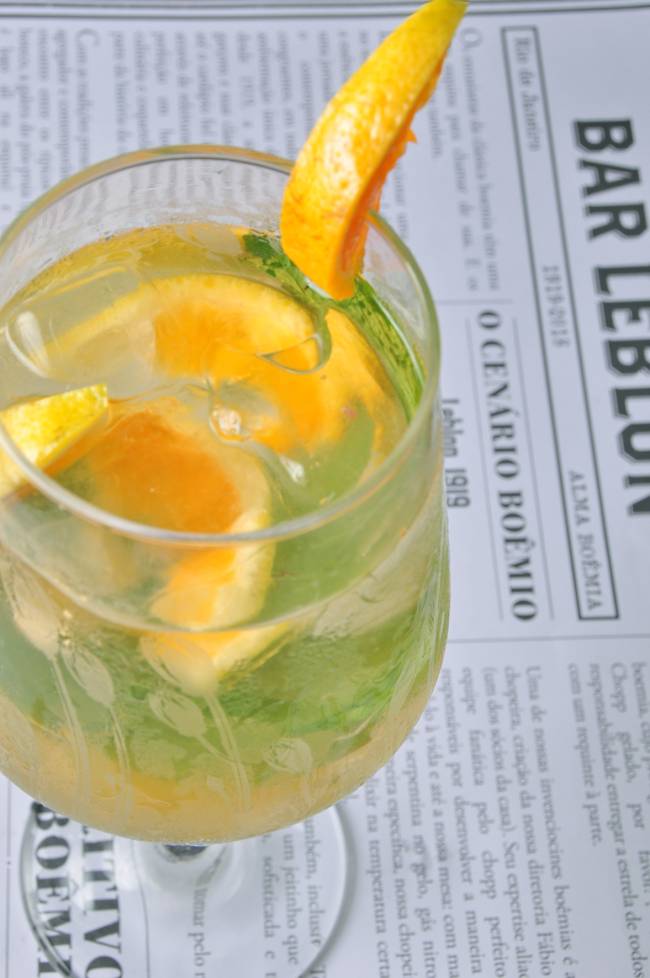 Foto Bar Leblon_Mandarino Gin_Gin Gordons ou Tanqueray, tangerina, folhas de hortelã e mel de gengibre 03_Crédito Rio Art Com Foto Bar Leblon_Mandarino Gin_Gin Gordons ou Tanqueray, tangerina, folhas de hortelã e mel de gengibre 03_Crédito Rio Art Com