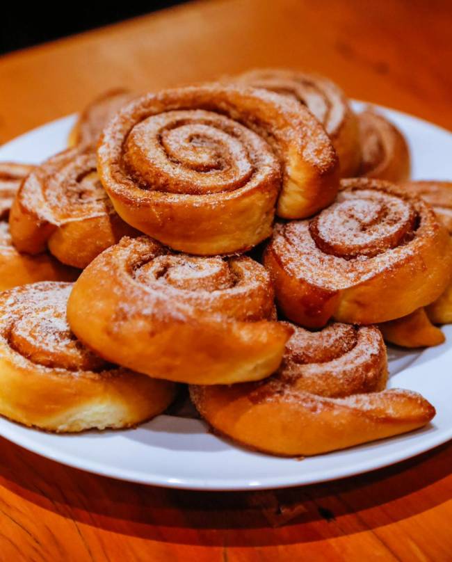 Aprenda a fazer o cinnamon roll, pão doce símbolo da quarentena