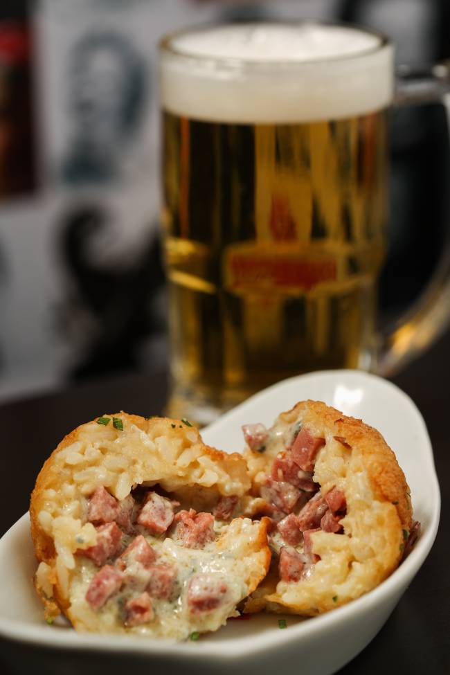Os Imortais_Bolinho de arroz com gorgonzola e calabresa_Cred Paula Giolito Os Imortais_Bolinho de arroz com gorgonzola e calabresa_Cred Paula Giolito