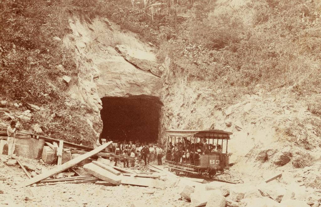 O Túnel Alaor Prata (conhecido como Túnel Velho) foi inaugurado em 6 de julho de 1892, fazendo a ligação da Rua Real Grandeza, em Botafogo, com o longínquo areal de Copacabana -