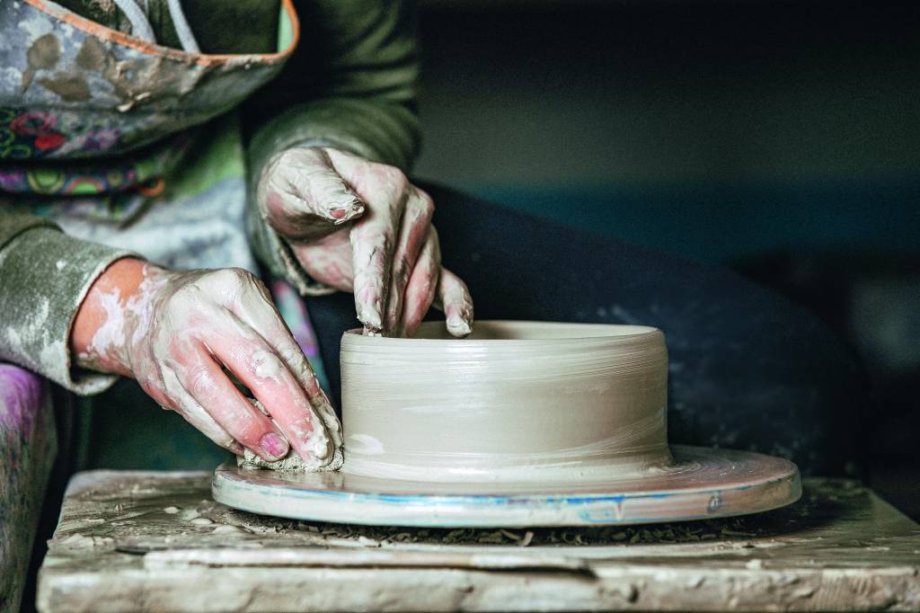 Uma nova geração de ceramistas cariocas redescobre a arte milenar