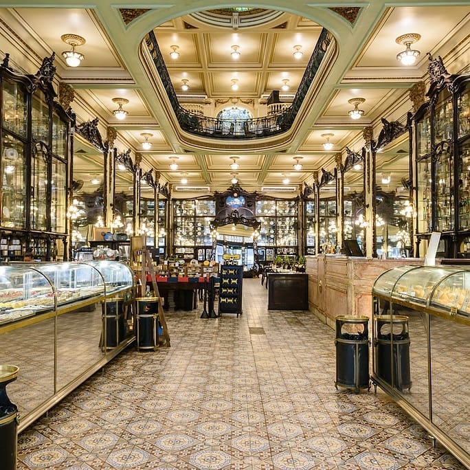 Confeitaria Colombo, em estilo antigo, com mesas e cadeiras