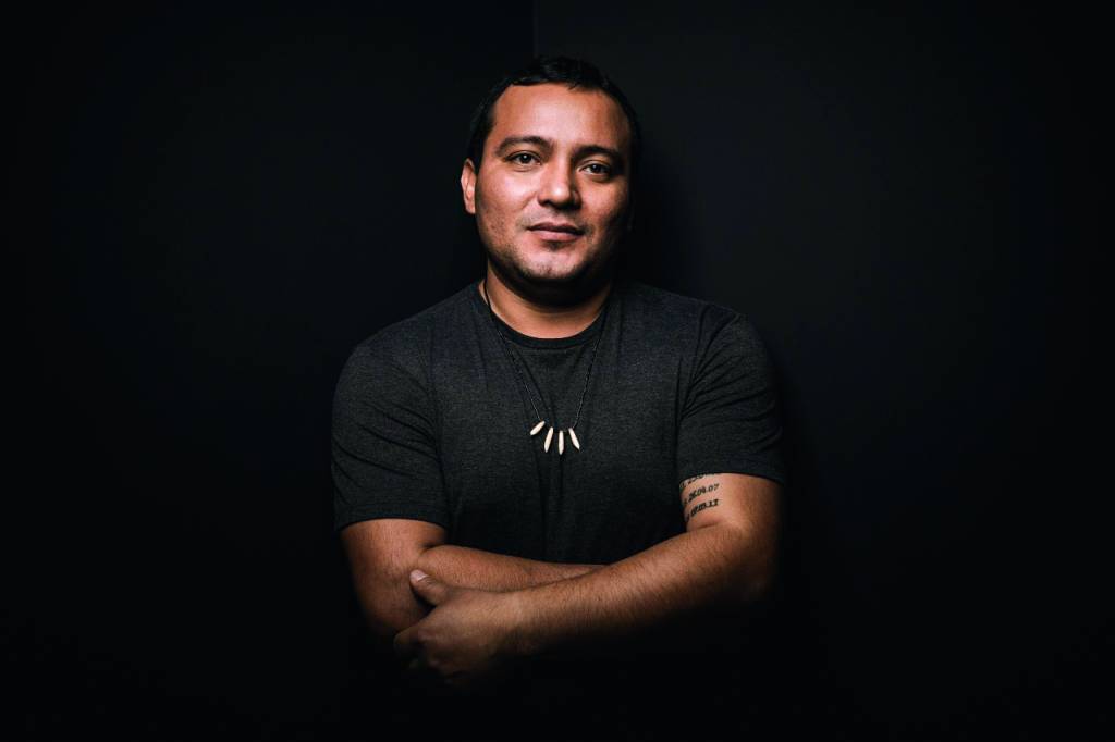 Denilson Baniwa, o artista plástico indígena que ganhou o mundo