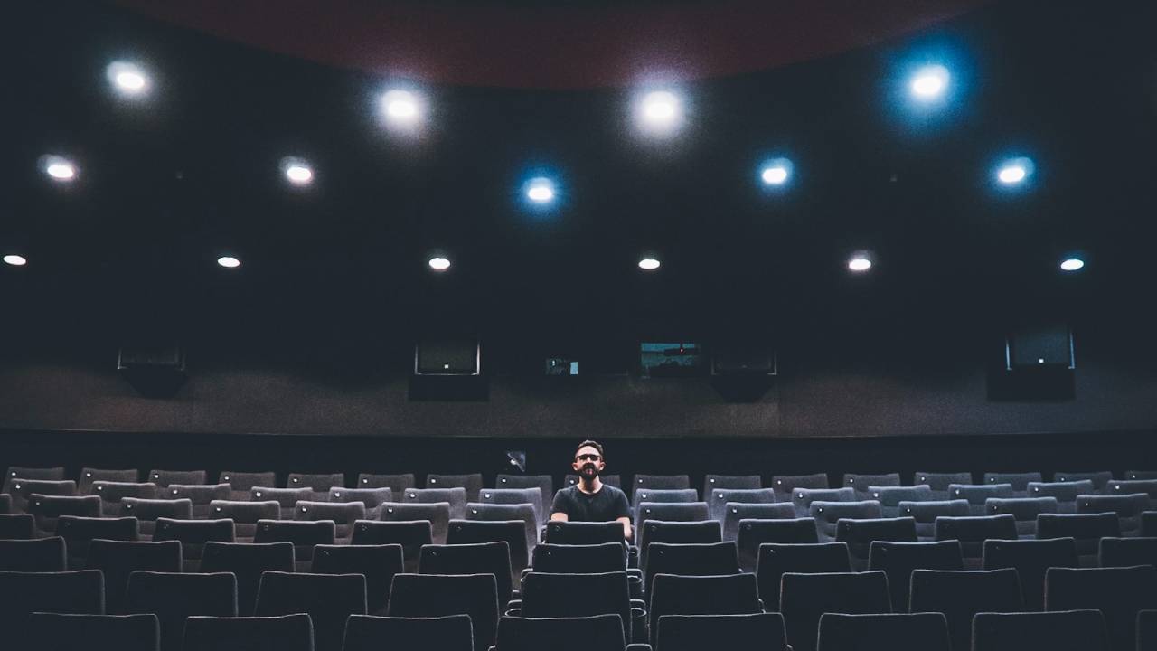 Sala de cinema com apenas um espectador