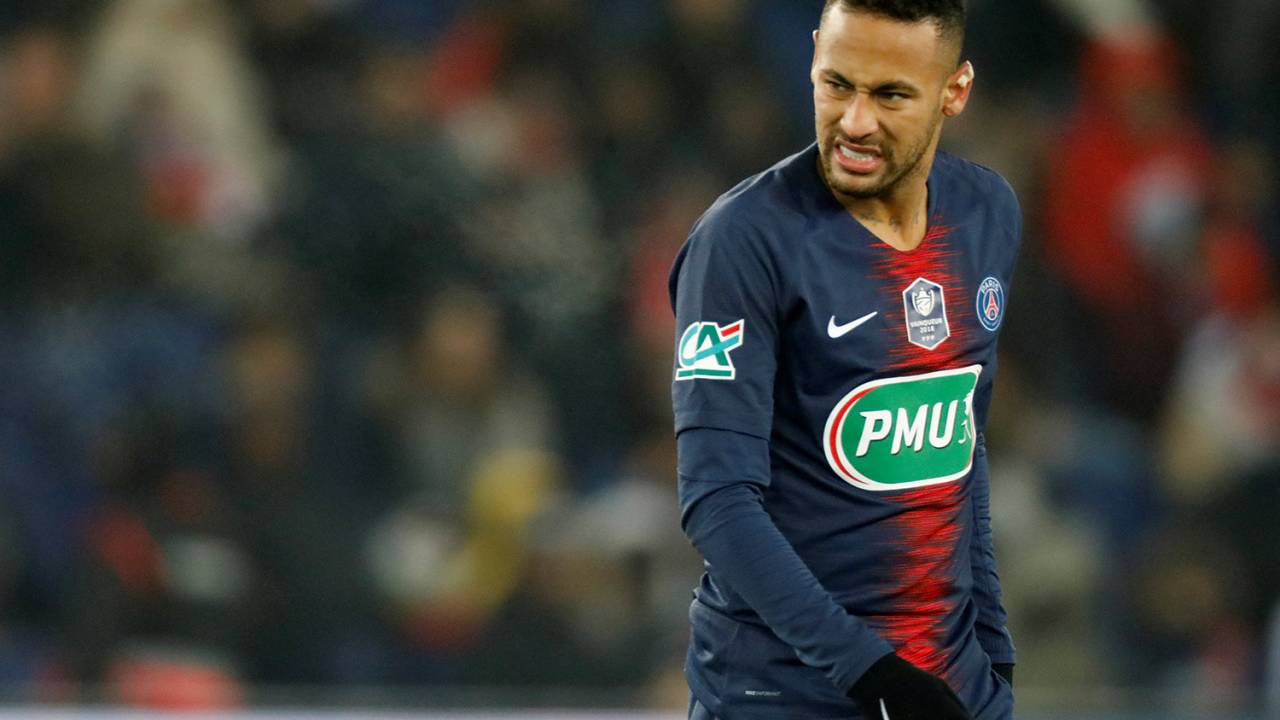 A imagem mostra o jogador Neymar em campo, com a camisa do Paris Saint-Germain
