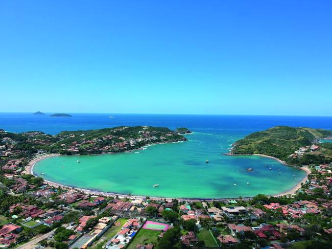 A imagem mostra a orla de Búzios, vista do alto