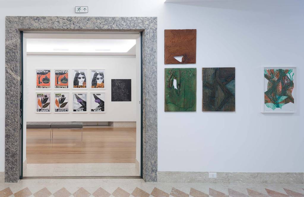 Casa Roberto Marinho Parede da Casa Roberto Marinho com três quadros. Ao fundo, sala de exposição com diversos quadros presos à parede