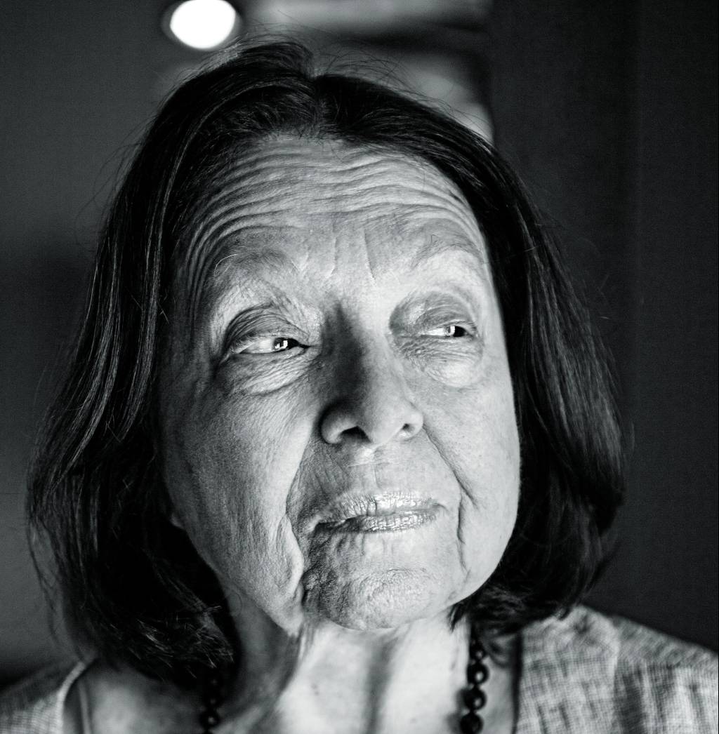 Nélida Piñon em close, em foto em preto e branco