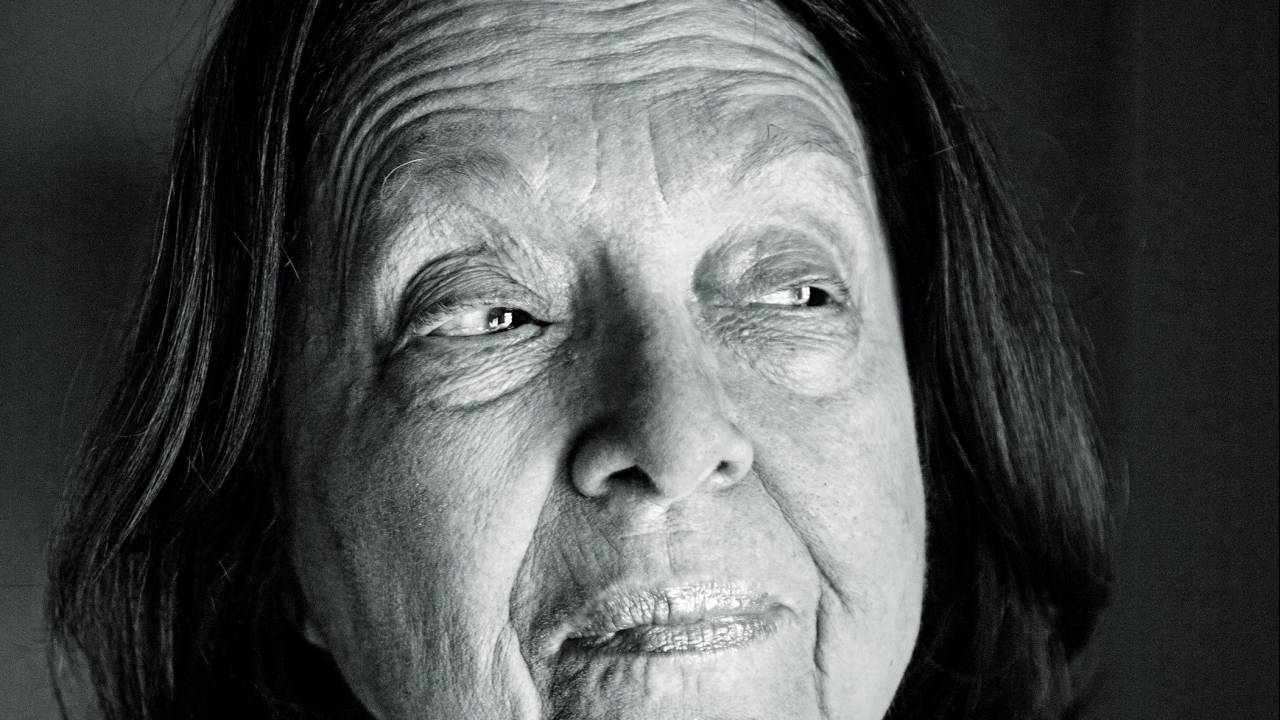 Nélida Piñon em close, em foto em preto e branco