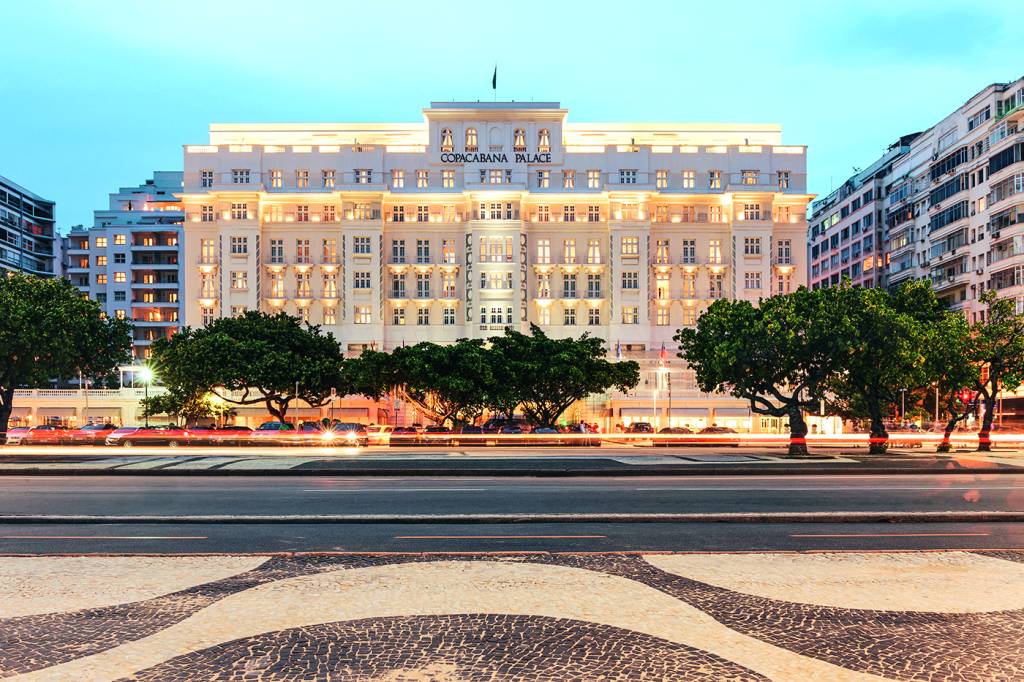 A imagem mostra a fachada do Copacabana Palace