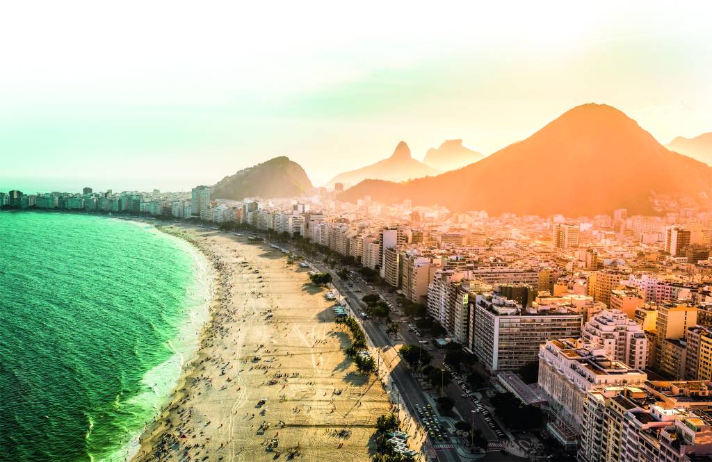 A imagem mostra a orla de Copacabana vista do alto