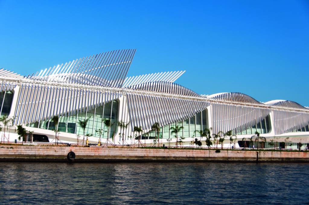 museu do amanhã de lado, com a baía de guanabara em primeiro plano