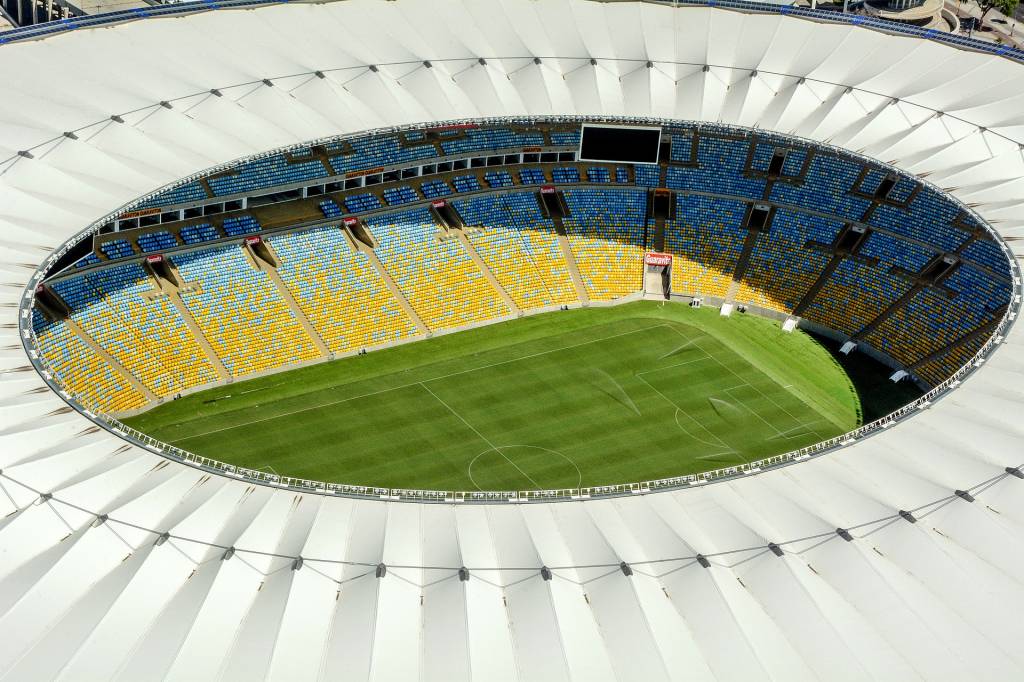 A imagem mostra uma visão aérea do estádio do Maracanã vazio