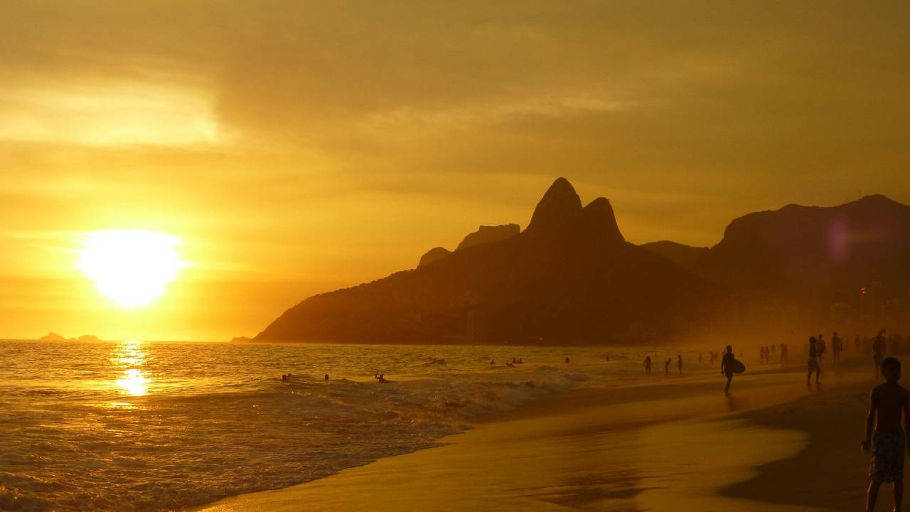 Foto mostra a praia de Ipanema no pôr do sol