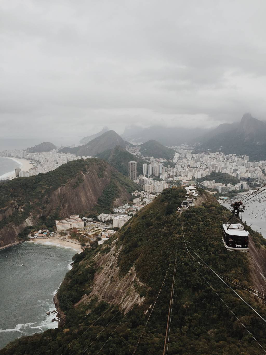 A imagem mostra um dia de nuvens carregadas no Rio, vista a partir do Bondinho do Pão de Açucar