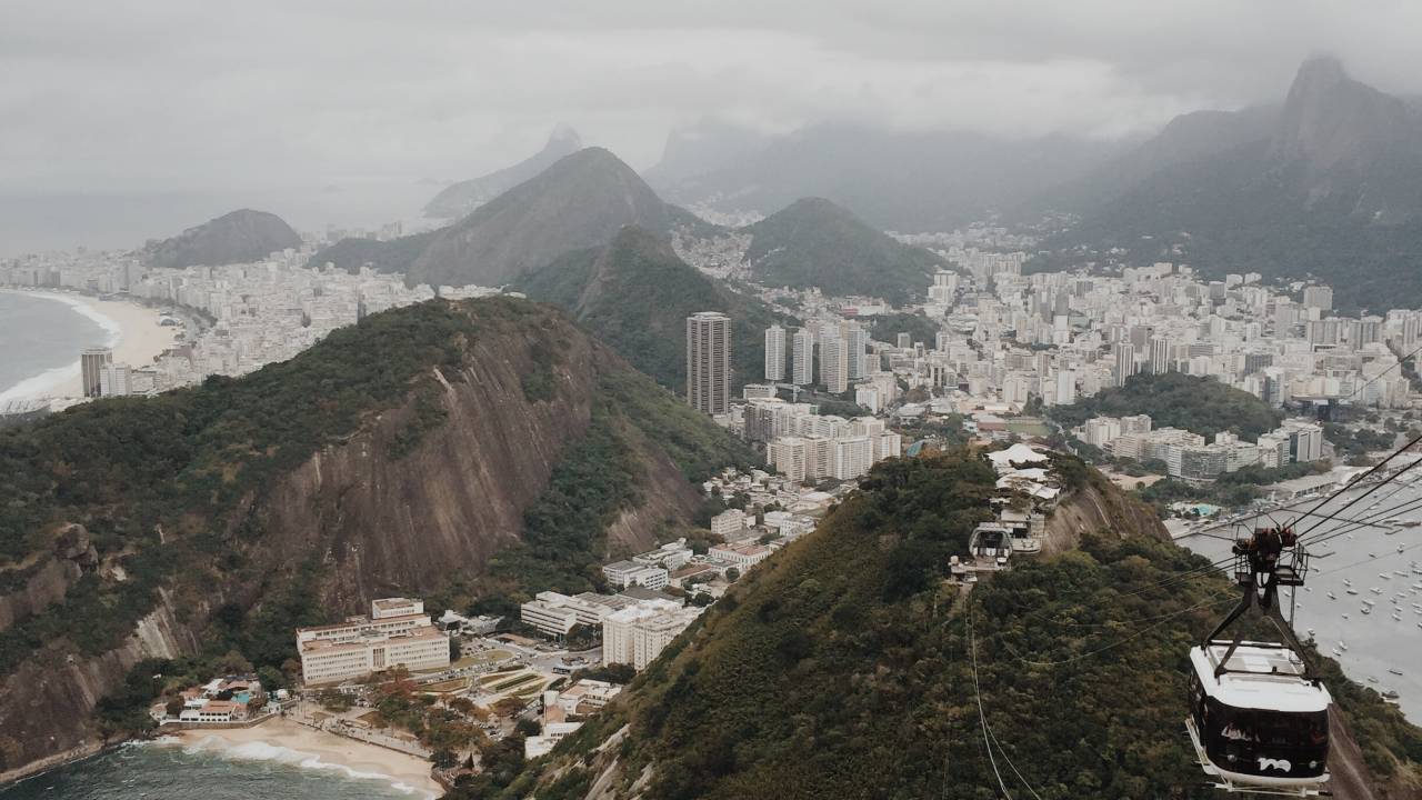A imagem mostra um dia de nuvens carregadas no Rio, vista a partir do Bondinho do Pão de Açucar