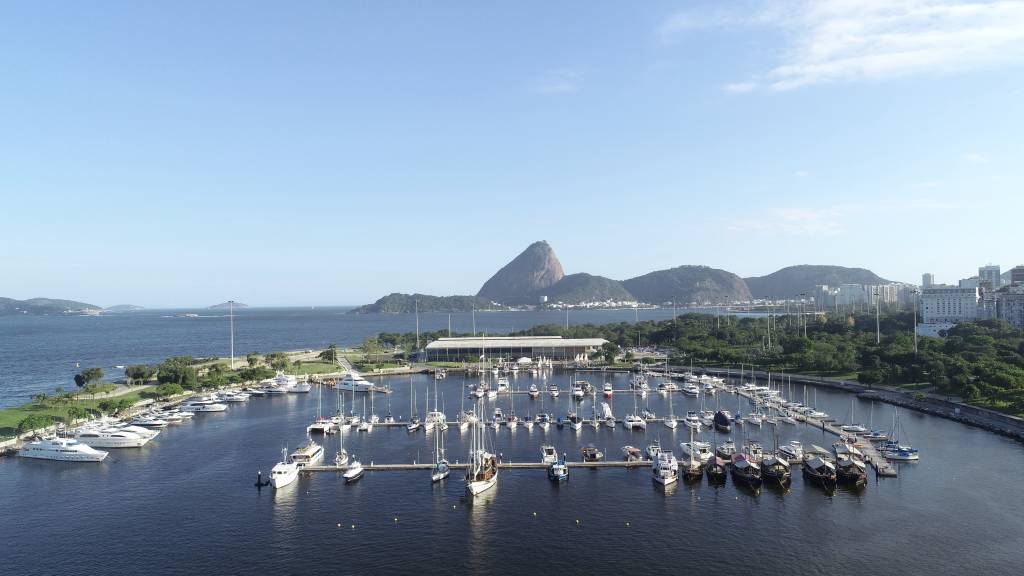 A imagem mostra a paisagem da Marina da Gloria, no Rio