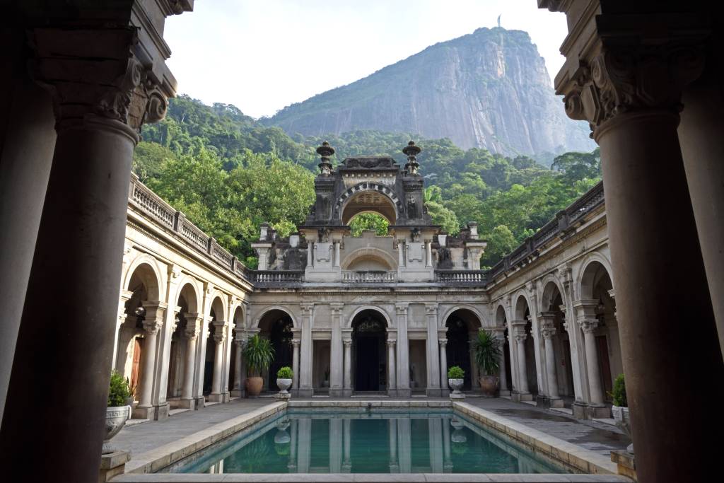 Palacete do Parque Lage com a piscina em destaque