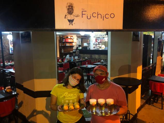Fuchico: o fundador Chico e a filha Vitória  no bar
