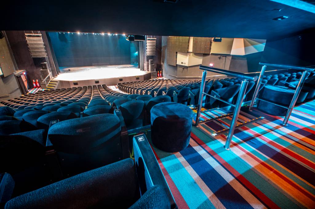 A imagem mostra a vista do palco do Teatro Casa Grande a partir da plateia