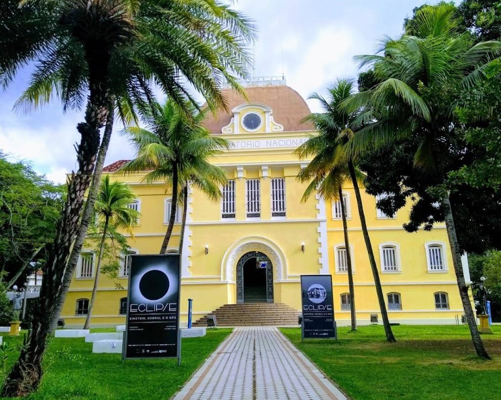 Fachado do prédio do Museu de Astronomia e Ciências Afins