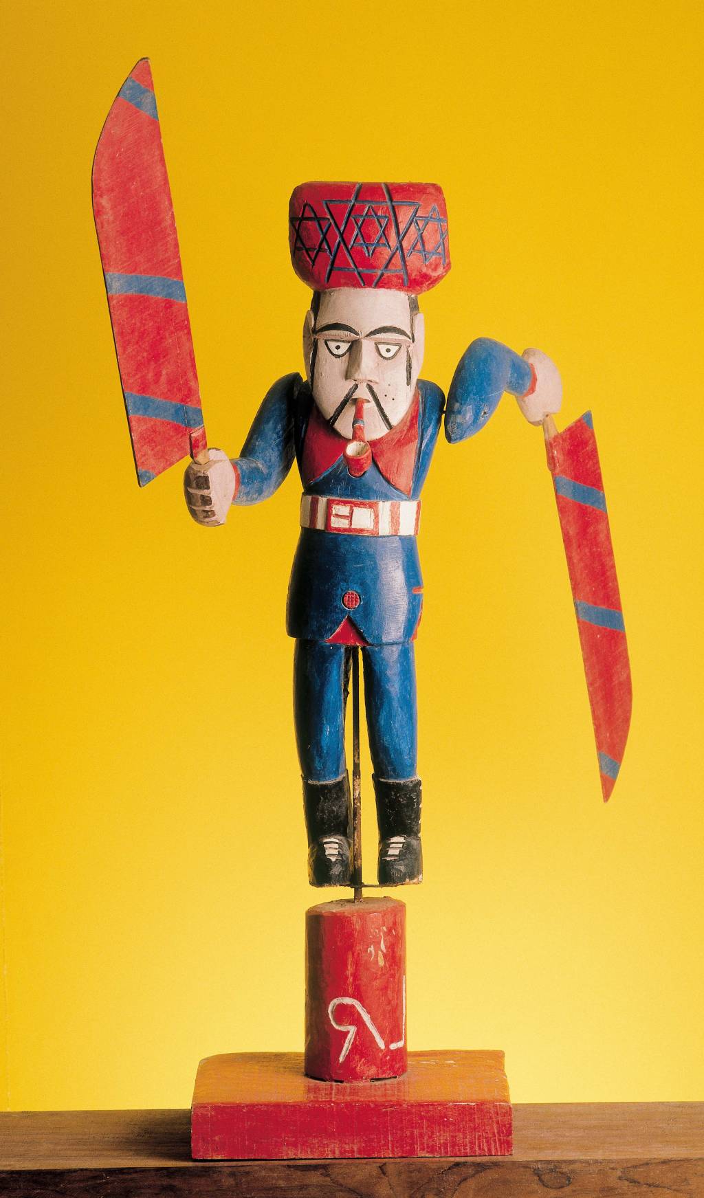 “Sinaleiro dos ventos”– Laurentino_823_Museu Casa do Pontal obra sinaleira dos ventos, pequena escultura de um homem com pás nas mãos. predominam as cores azul e vermelha