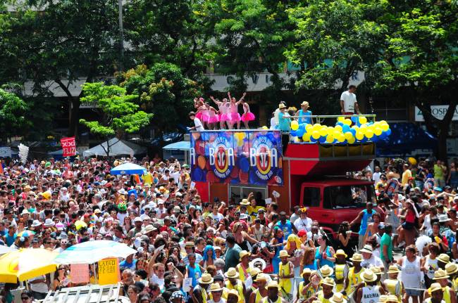 Escravos_2009 Desfile do Bloco Escravos da Mauá, por exemplo, reúne mais de 20 mil foliões.
