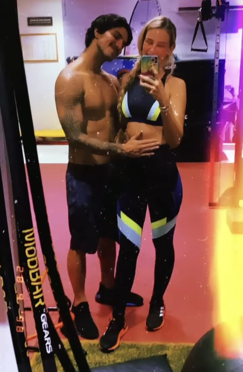 A imagem mostra Gabriel Medina e Yasmin Brunet com roupas de ginástica