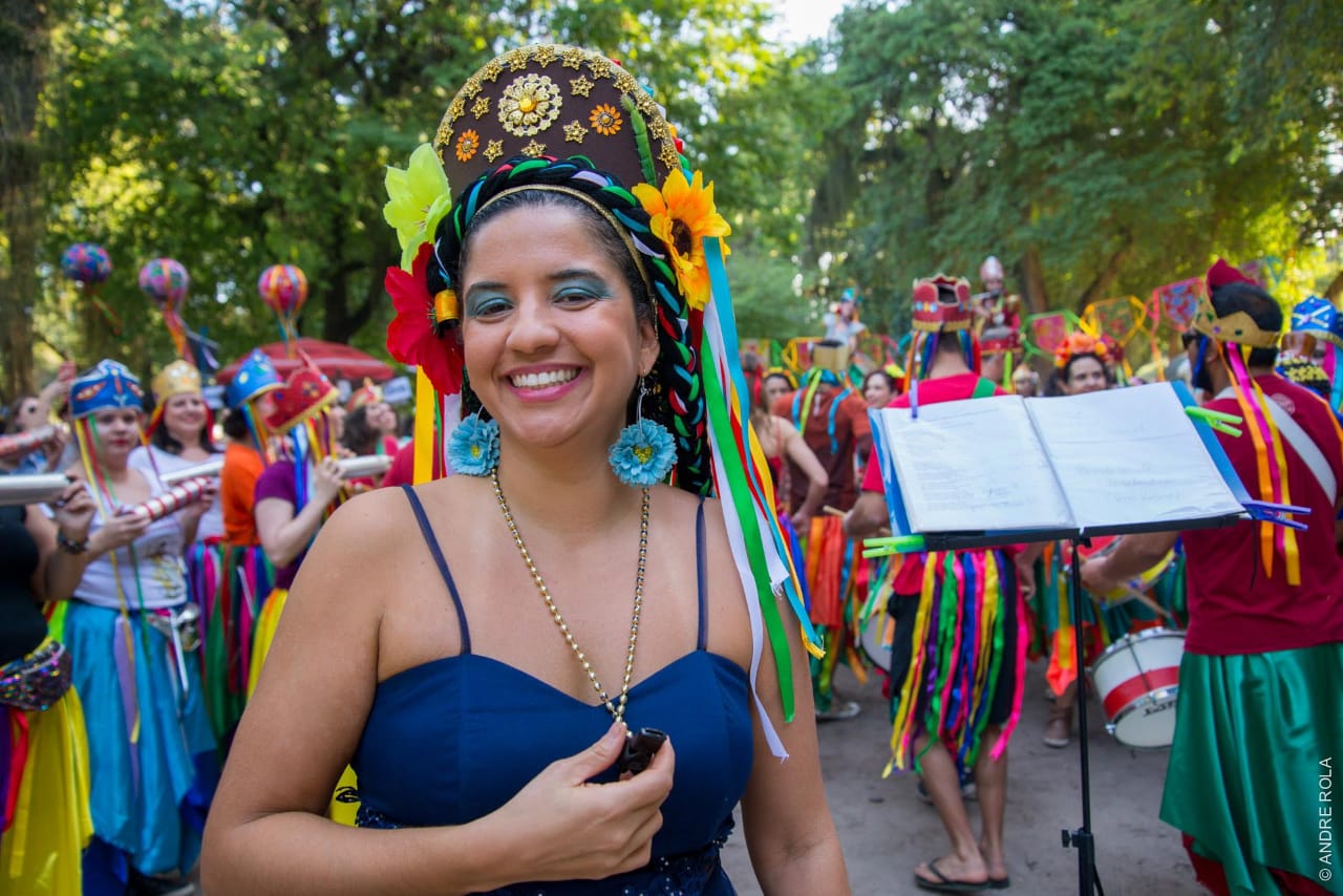 Thaís Bezerra Maestrina Thais Bezerra sorrindo