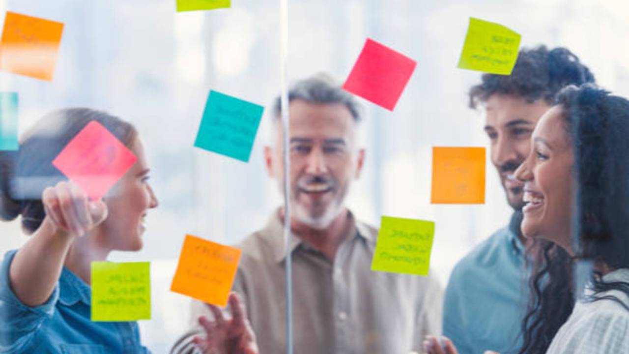 Dentro das empresas, experimentar contratar de forma diferente, pessoas diversas, usando novos parâmetros pode ser um caminho.