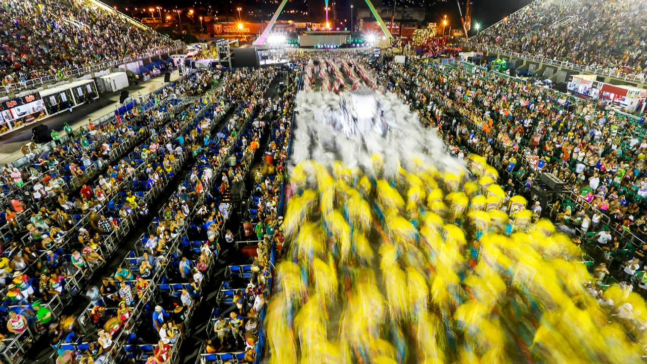 Imagem mostra a Marquês de Sapucaí, no Rio, durante um desfile de escola de samba