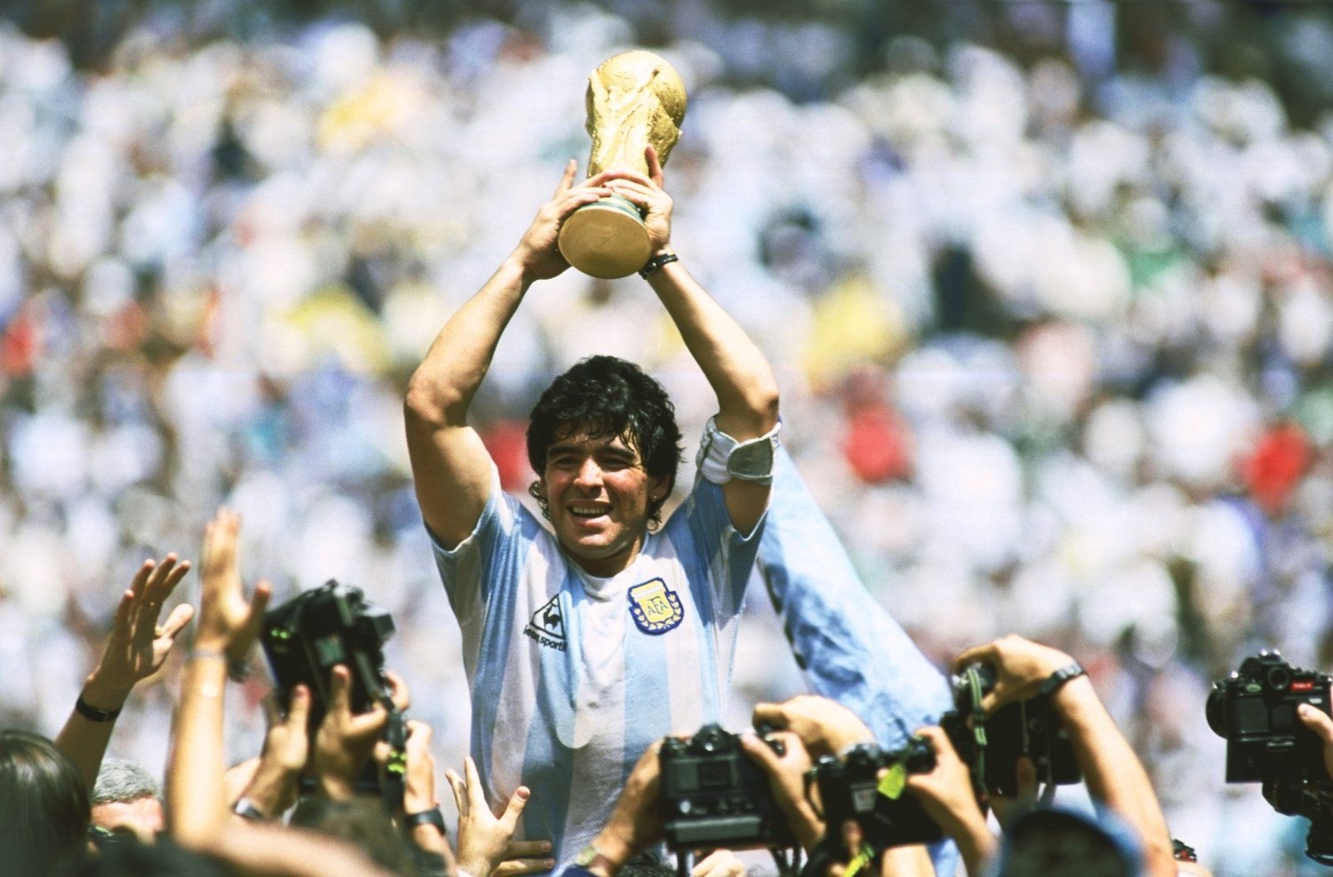 Diego Maradona levanta la copa