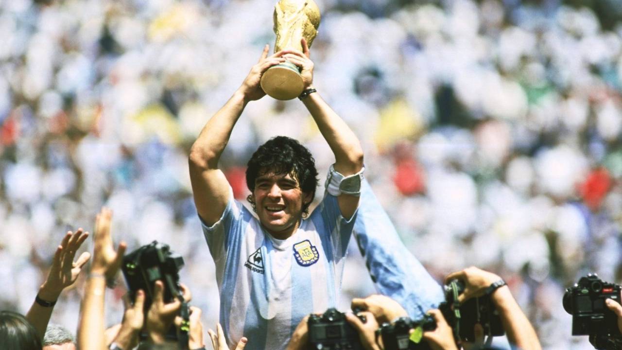 Diego Maradona levanta a taça