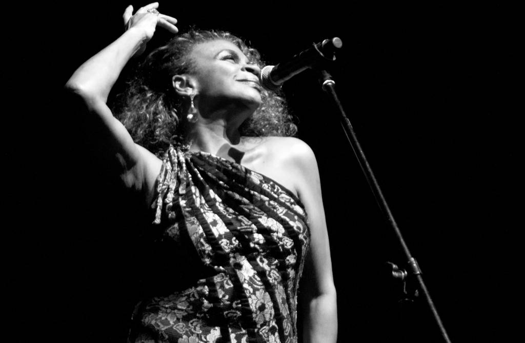 Zezé Motta reestreia show com músicas de Caetano Veloso após 30 anos