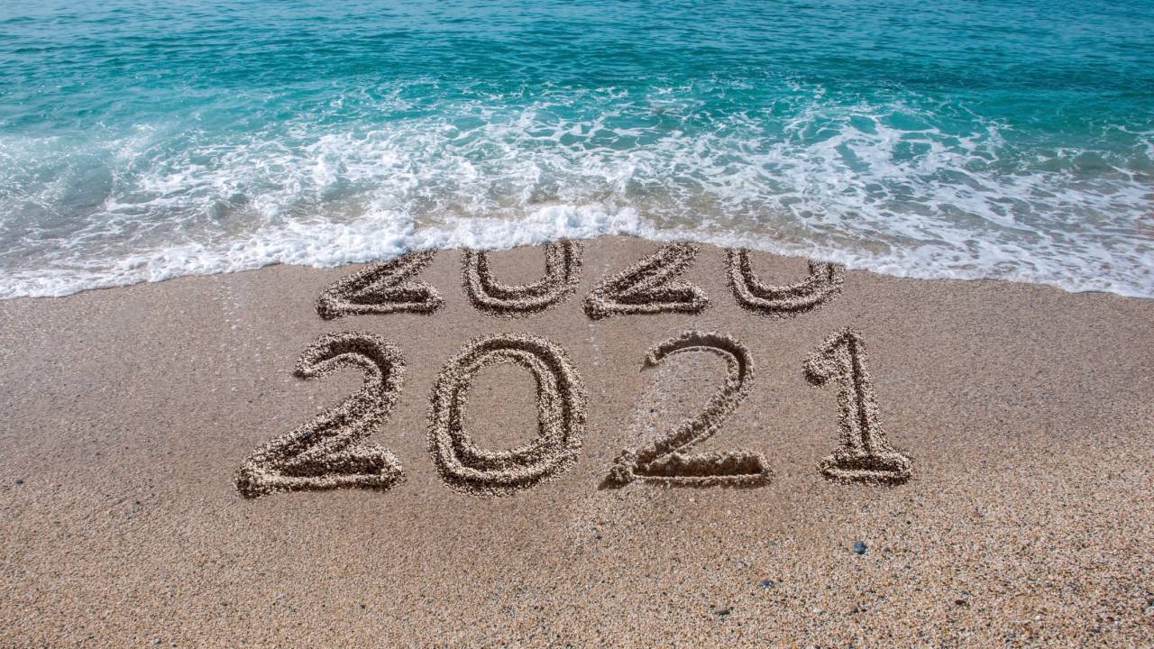 2021 escrito na areia da praia.
