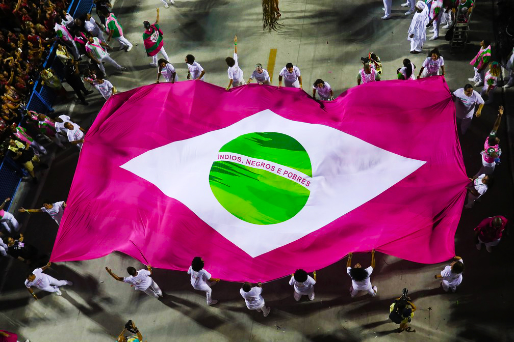 A bandeira da Mangueira, do carnaval de 2019,é o meu símbolo da resistência cultural carioca.